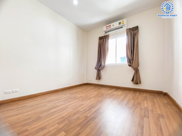 ทาวน์เฮ้าส์มือสองย่านนนทบุรี ม.นนท์ณิชา บางใหญ่2 หลังมุม! เนื้อที่มากถึง 38.4 ตร.ว. ฟังก์ชัน 3 ห้องนอน 2 ห้องน้ำ 1 ที่จอดรถ บนทำเลแห่งการเดินทาง เชื่อมต่อถ.กาญจนาภิเษก, ถ.รัตนาธิเบศก ใกล้รถไฟฟ้าสายสีม่วง "สถานีตลาดบางใหญ่" และทางด่วน "ศรีรัช"